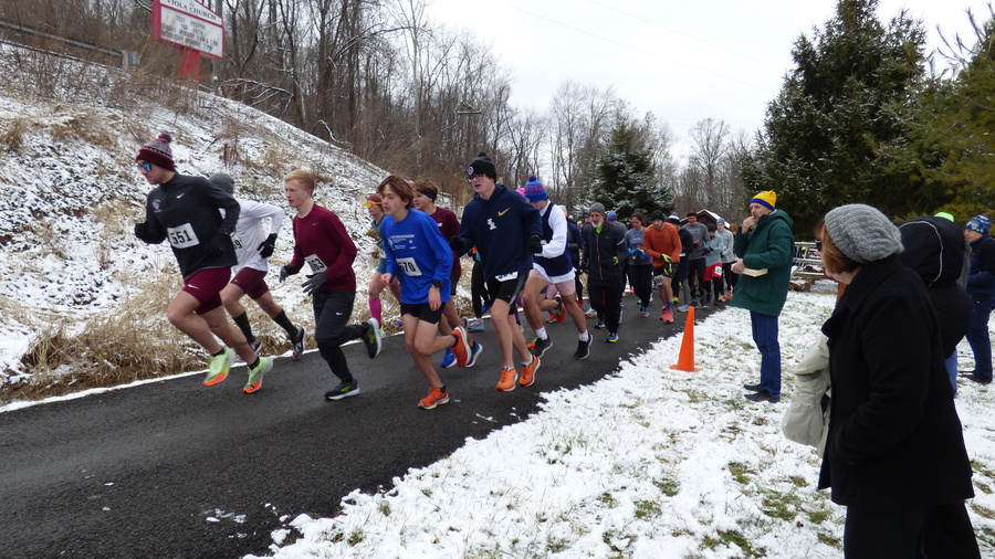 Runners starting a race